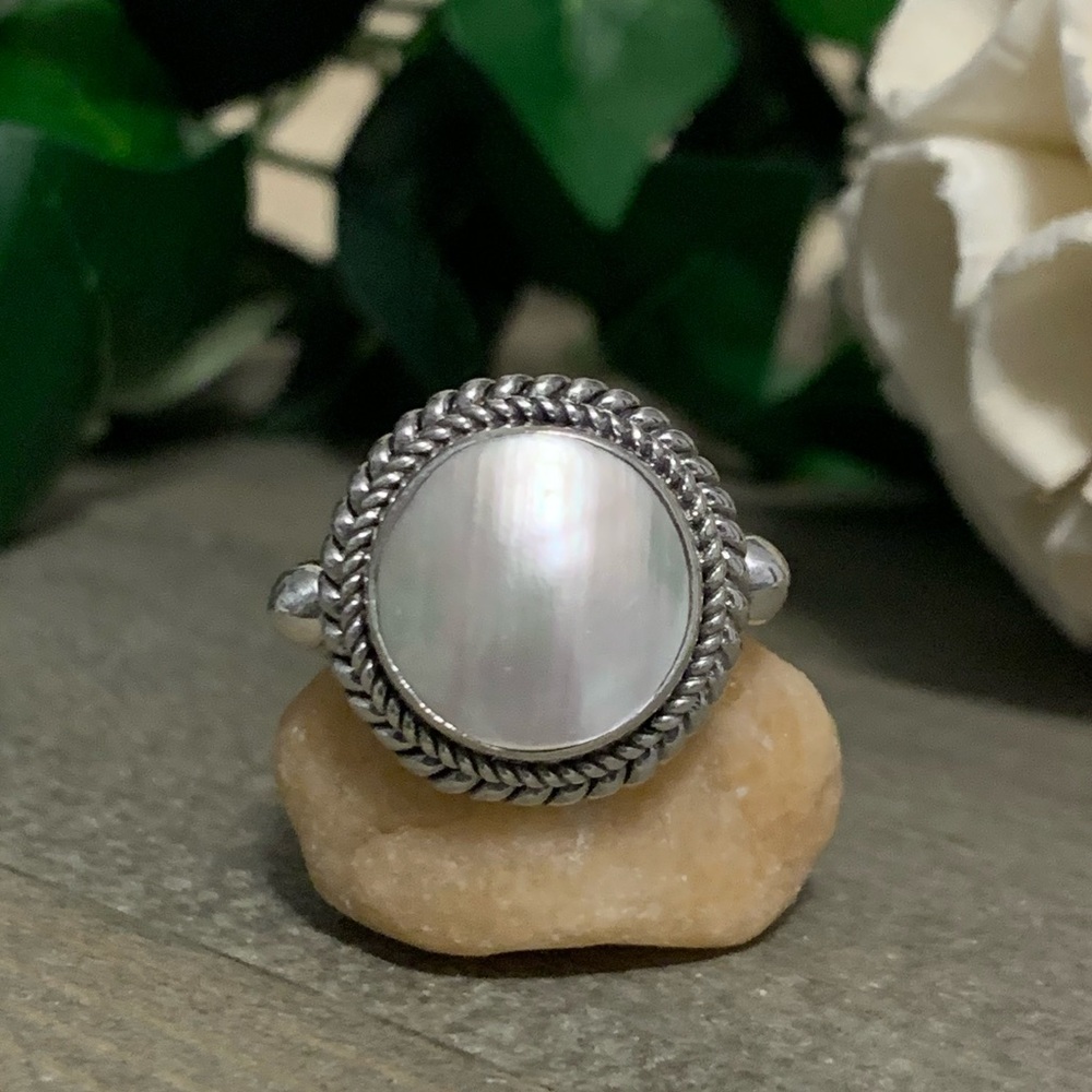 Suarti BA Beautiful Mother of Pearl Coin Sterling Silver Ring Size 8